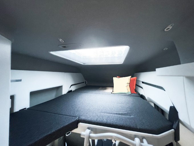 Hochbett im Grand California 600 mit zwei Kissen (Liegefläche 1,90 m x 1,22 m
